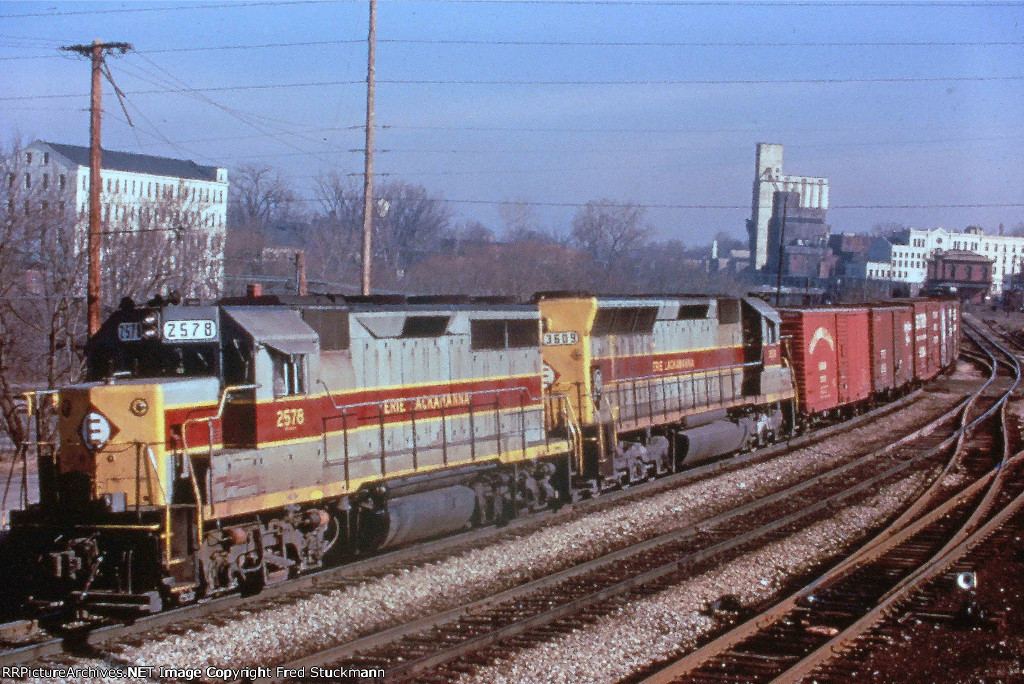 EL 2578 & EL 3609 have passed the depot that to this day is determined to feed the folks in Kent.